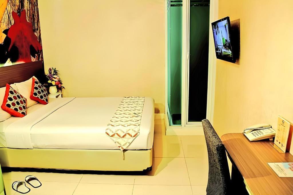Clay Hotel Jakarta Exterior foto